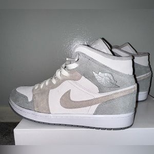 Nike Women’s Air Jordan 1 MID SE